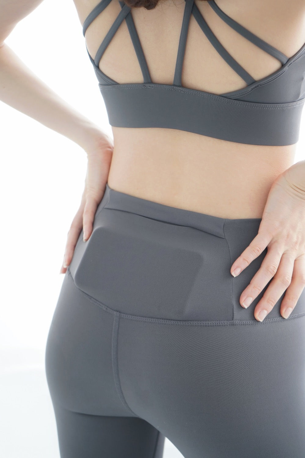 PREMIUM - The Weightless Leggings with Back Pocket