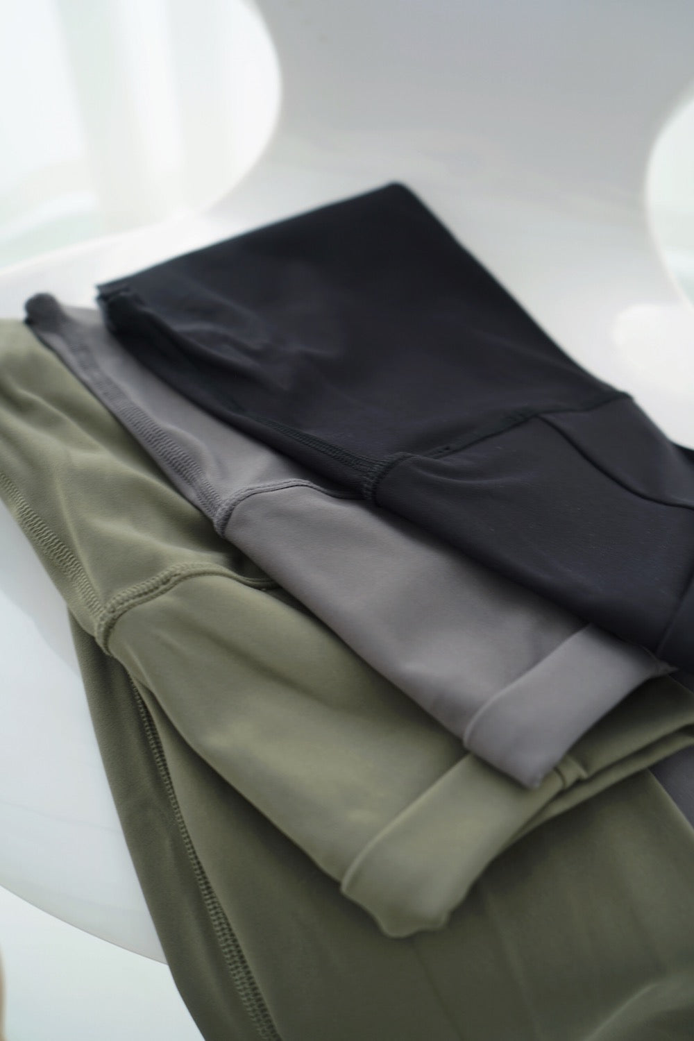 PREMIUM - The Weightless Leggings with Back Pocket